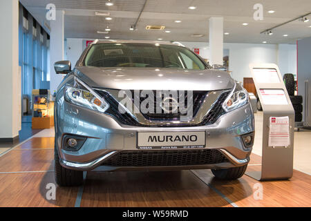 ST. PETERSBURG, Russia - Luglio 09, 2019: La nuova Nissan Murano (2019) un fullface vicino fino in salone del concessionario ufficiale Foto Stock