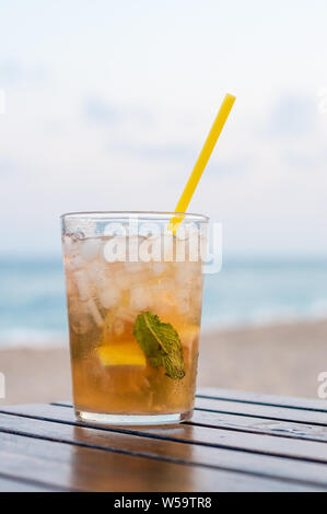 Cold cocktail mojito su una tavola di legno sulla spiaggia Foto Stock