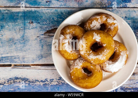 Ciambelle fresche con zucchero a velo. Foto Stock