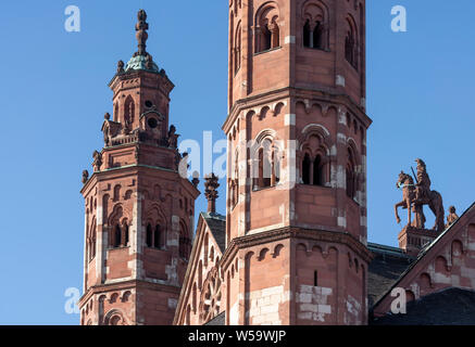 Mainz, Dom San Martin, Blick von Südwesten auf die beiden Treppentürmchen, rechts Reiterstandbild Heiliger Martin Foto Stock