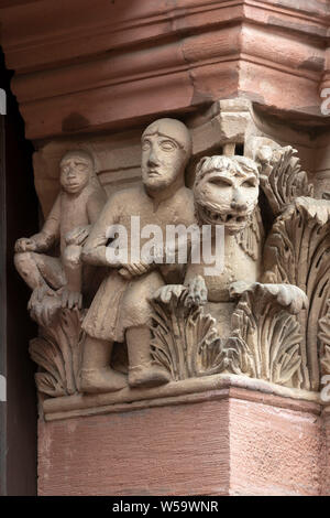 Mainz, Dom San Martin, Ostchor, Südliches portale, Kapitell mit Löwen, Mann und Affe Foto Stock