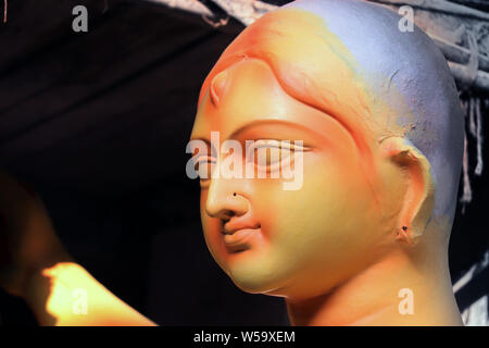 Idolo di dea Indù Durga durante i preparativi in Kolkata. Idolo di argilla della dea Durga in fase di preparazione per il Bengala Durga Puja festival a Kumartuli Foto Stock