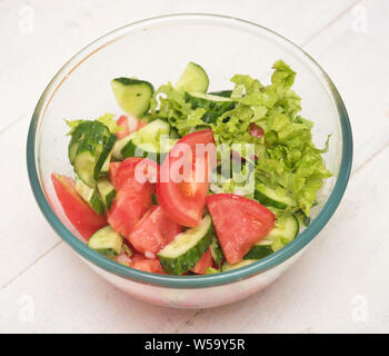 Insalata di verdure in vaschetta trasparente Foto Stock