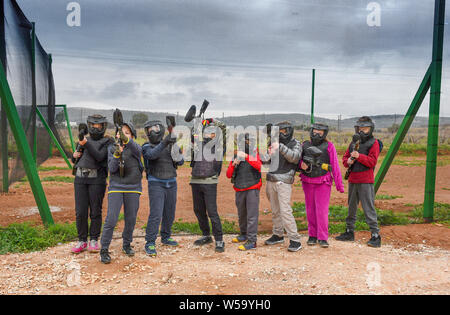 Gruppo di bambini sono pronti per una vernice palla di gioco Foto Stock
