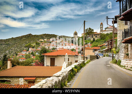 La strada principale e la vista per Dimitsana village.Situato nel Peloponneso,Grecia Foto Stock