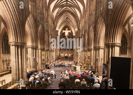 Lichfield Cathedral, Lichfield, Staffordshire, Regno Unito. Il 20 luglio 2019. Una mappa della Luna trasforma il pavimento a Lichfield Cathedral - in occasione del cinquantesimo ann Foto Stock