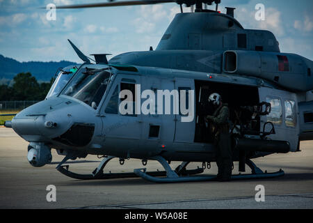 Un U.S. Marine UH-1Y Venom con Marine Attacco leggero elicottero Squadron (HMLA) 167 si prepara per il decollo in Charleston, West Virginia, luglio 26, 2019. HMLA-167 è subordinato il comando di 2 aeromobili marino ala. (U.S. Marine Corps photo by Staff Sgt. William L.Holdaway) Foto Stock