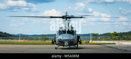 Un U.S. Marine UH-1Y Venom con Marine Attacco leggero elicottero Squadron (HMLA) 167 si prepara per il decollo in Charleston, West Virginia, luglio 26, 2019. HMLA-167 è subordinato il comando di 2 aeromobili marino ala. (U.S. Marine Corps photo by Staff Sgt. William L.Holdaway) Foto Stock