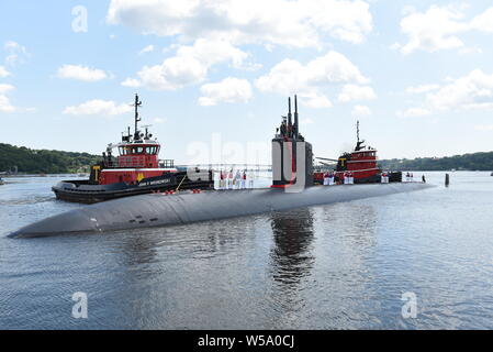 GROTON, Connecticut. (Luglio. 24, 2019) velisti assegnati al Los Angeles-classe fast-attacco sottomarino USS Hartford (SSN 768), stand fesa come essi tirare nel loro homeport a Naval base sottomarina di New London a Groton, Connecticut. Luglio 24, 2019. Hartford eseguito il capo della operazione navale la strategia marittima nel sostenere gli interessi di sicurezza nazionali e le operazioni di sicurezza marittima. (U.S. Foto di Marina di Massa lo specialista di comunicazione 1a classe Steven Hoskins) Foto Stock