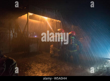 USS Carl Vinson marinai lotta un overhead galley incendio in una lotta antincendio training facility a Bremerton, Washington, 24 luglio 2019. (U.S. Foto di Marina di Massa Specialista comunicazione marinaio Christina Ross/rilasciato) Foto Stock