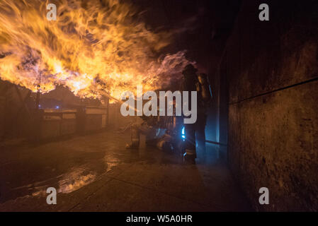 USS Carl Vinson marinai lotta un overhead galley incendio in una lotta antincendio training facility a Bremerton, Washington, 24 luglio 2019. (U.S. Foto di Marina di Massa Specialista comunicazione marinaio Christina Ross/rilasciato) Foto Stock