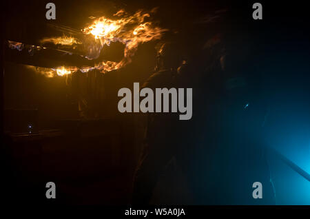 USS Carl Vinson marinai lotta un overhead galley incendio in una lotta antincendio training facility a Bremerton, Washington, 24 luglio 2019. (U.S. Foto di Marina di Massa lo specialista di comunicazione 2a classe Dylan M. Kinee/rilasciato) Foto Stock