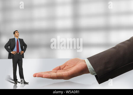 Uomo Daffari Che Tiene Una Penna Gigante - Fotografie stock e altre  immagini di Abbigliamento elegante - Abbigliamento elegante, Adulto, Affari  - iStock