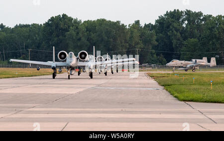 Sei piloti della 107th Fighter Squadron qui, taxi proprio A-10 Thunderbolts in giù la linea di volo dopo il ritorno da una lotta contro la distribuzione sulla luglio 26, 2019. Più di 200 aviatori Selfridge Air National Guard Base restituito da Afghanistan questa settimana dopo che serve fino a sei mesi negli Stati Uniti Comando centrale area di responsabilità. "Essere pronto per la missione downrange è ciò che siamo costantemente in treno per", ha detto il Brig. Gen. Rolf Mammen, 127Ala e Selfridge Air National Guard Base commander. Siamo una riserva di funzionamento e il successo di questa distribuzione è un testamento per la nostra capacità di combattere". Foto Stock