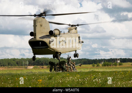 Soldati con batteria C, 1° Battaglione, campo 194th reggimento di artiglieria, 2° brigata di fanteria Team di combattimento, 34a divisione di fanteria, Iowa l esercito nazionale Guard (IANG), per preparare una imbracatura operazione di carico durante un combattimento esportabile capacità di formazione (XCTC) rotazione a Camp Ripley, Minn., il 17 luglio 2019. Più di 3.800 soldati IANG partecipano al giorno 21-esercizio che addestrare soldati in dinamico e scenari difficili, comprese le operazioni notturne e live-fire esercizi. (U.S. Esercito nazionale Guard foto di Spc. Zachary M. Zippe) Foto Stock