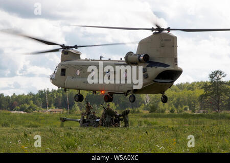 Soldati con batteria C, 1° Battaglione, campo 194th reggimento di artiglieria, 2° brigata di fanteria Team di combattimento, 34a divisione di fanteria, Iowa l esercito nazionale Guard (IANG), per preparare una imbracatura operazione di carico durante un combattimento esportabile capacità di formazione (XCTC) rotazione a Camp Ripley, Minn., il 17 luglio 2019. Più di 3.800 soldati IANG partecipano al giorno 21-esercizio che addestrare soldati in dinamico e scenari difficili, comprese le operazioni notturne e live-fire esercizi. (U.S. Esercito nazionale Guard foto di Spc. Zachary M. Zippe) Foto Stock