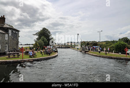 Exeter Canal Cruise, fino più antichi d'Europa nave di lavoro canal. Linee di Stuart crociere. Blocco del fondo erboso e l'Hotel. Foto Stock