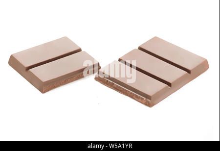 Due marrone scuro pezzi di cioccolato isolato su sfondo bianco Foto Stock