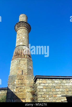 Minareto spezzato moschea o Kesik Minare Cami in Kaleici, situato a Antalya, in Turchia. Foto Stock