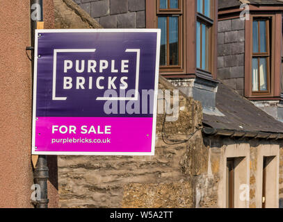 Mattoni di colore viola in vendita SEGNO SUL MURO DI UNA CASA Foto Stock