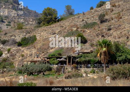 Chiringito sulla spiaggia Canuelo a Los Acantilados de Maro-Cerro Gordo parco naturale vicino a Nerja, Malaga, Axarquia, Andalucia, Costa del Sol, Spagna Foto Stock