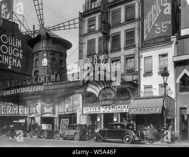 Uno dei primi anni del ventesimo secolo fotografia in bianco e nero che mostra il Moulin Rouge di Parigi, Francia. Mostra anche il Moulin Rouge Cinema e auto d'epoca. Foto Stock