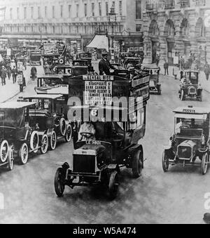 Un tardo vittoriano o inizio Edwardian fotografia in bianco e nero di Regent Street a Londra. Al centro della fotografia è un motore Omnibus, numero di servizio 6, con destinazioni in tutto il centro di Londra. Molte altre vetture del periodo sono anche nella fotografia. Foto Stock