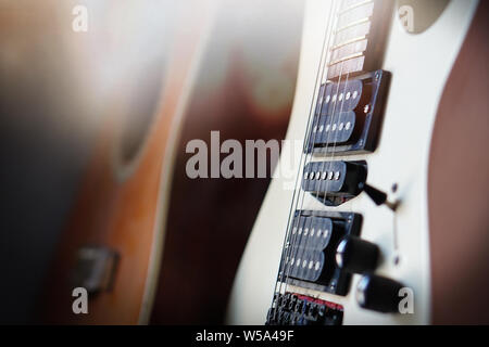 Close-up di chitarra elettrica raggi solari scheda musicale. Stringa musicale strumento, una buona idea per la musica. Foto Stock