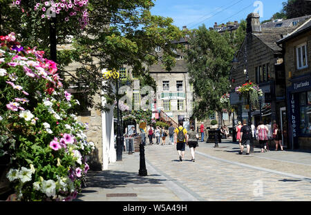 Gate Bridge e St George Square in Hebden Bridge. La città è stato nominato come "la più grande città in Europa " e " il mondo funkiest 4 citta''. Foto Stock