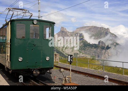 Linea a scartamento ridotto, la Schynige Platte Bahn: treno in attesa presso la stazione superiore di andare giù per la montagna a Wilderswil, Oberland bernese, Svizzera Foto Stock