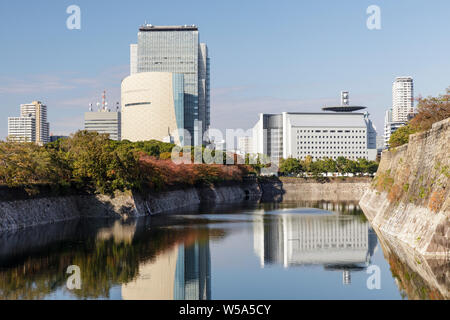 Edifici alti torre sopra le mura del Castello di Osaka, Osaka, Giappone. Foto Stock