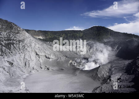 Luglio 27, 2019, Subang, West Java, Indonesia: West Java, Indonesia - 27 Luglio : una vista di Tangkuban Parahu vulcano dopo l eruzione in Subang, West Java provincia, Indonesia il 27 luglio 2019. Tangkuban Perahu vulcano è stata eruzione freatica venerdì scorso con unaltezza massima di 200 metri. Credito: Sijori Immagini/ZUMA filo/Alamy Live News Foto Stock