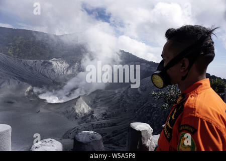 Luglio 27, 2019, Subang, West Java, Indonesia: West Java, Indonesia - 27 Luglio : Indonesia catastrofe naturale visto Tangkuban Parahu vulcano dopo l eruzione in Subang, West Java provincia, Indonesia il 27 luglio 2019. Tangkuban Perahu vulcano è stata eruzione freatica venerdì scorso con unaltezza massima di 200 metri. Credito: Sijori Immagini/ZUMA filo/Alamy Live News Foto Stock