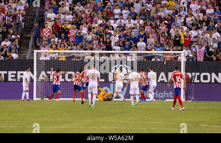 East Rutherford, Stati Uniti. 26 Luglio, 2019. Keylor Navas (1) del Real Madrid consente di risparmiare durante la partita contro l'Atletico Madrid come parte del torneo ICC a Metlife stadium Atletico ha vinto 7 - 3 Credito: Lev Radin/Pacific Press/Alamy Live News Foto Stock