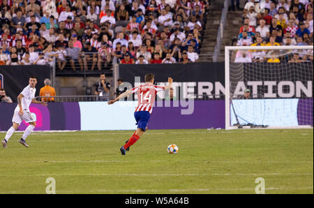 East Rutherford, Stati Uniti. 26 Luglio, 2019. Marcos Llorente (14) di Atletico Madrid controlla palla di gioco contro il Real Madrid come parte del torneo ICC a Metlife stadium Atletico ha vinto 7 - 3 Credito: Lev Radin/Pacific Press/Alamy Live News Foto Stock