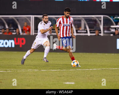 East Rutherford, Stati Uniti. 26 Luglio, 2019. Diego Costa (19) di Atletico Madrid controlla palla di gioco contro il Real Madrid come parte del torneo ICC a Metlife stadium Atletico ha vinto 7 - 3 Credito: Lev Radin/Pacific Press/Alamy Live News Foto Stock