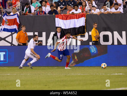 East Rutherford, Stati Uniti. 26 Luglio, 2019. Diego Costa (19) di Atletico Madrid controlla palla di gioco contro il Real Madrid come parte del torneo ICC a Metlife stadium Atletico ha vinto 7 - 3 Credito: Lev Radin/Pacific Press/Alamy Live News Foto Stock