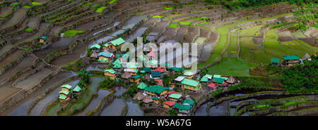 Una vista del villaggio di Batad e dintorni terrazze di riso di Banaue Area, Luzon, Filippine Foto Stock