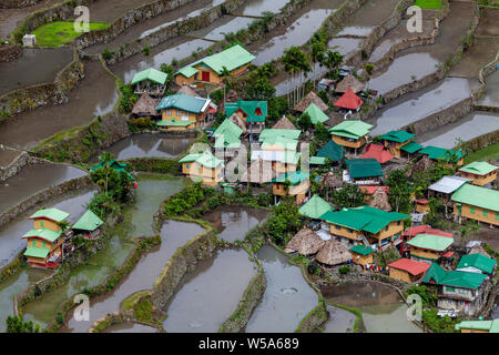 Una vista del villaggio di Batad e dintorni terrazze di riso di Banaue Area, Luzon, Filippine Foto Stock