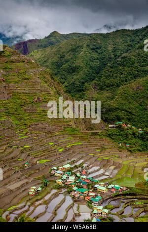 Una vista del villaggio di Batad e dintorni terrazze di riso di Banaue Area, Luzon, Filippine Foto Stock