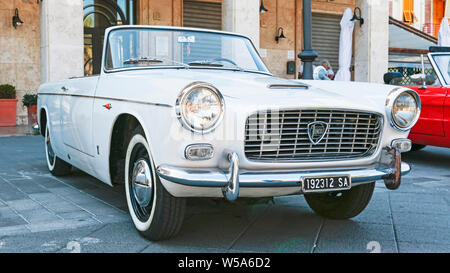 Roma,Italia - Luglio 20, 2019: In occasione di Roma capitale Rally evento, una mostra di auto d'epoca è stato impostato con la bellissima bianco auto m Foto Stock