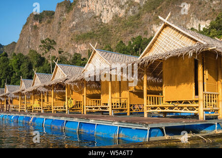 Raft houses on Cheow Lan lake in Khao Sok National Park Foto Stock