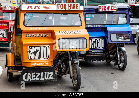 Tricicli colorati in strada, Tagbilaran City, Bohol, Filippine Foto Stock