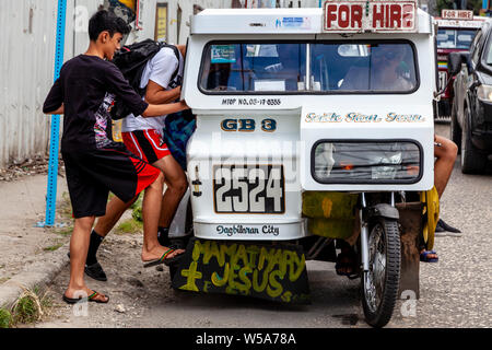 La popolazione locale in un triciclo, Tagbilaran City, Bohol, Filippine Foto Stock