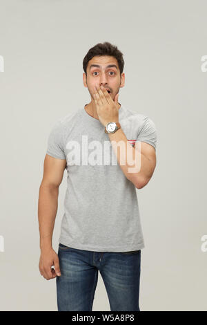 Uomo che guarda scioccato Foto Stock