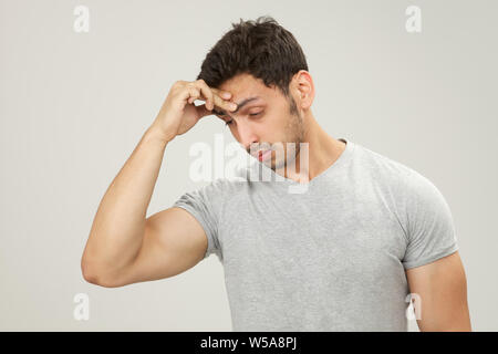 L uomo che soffre di mal di testa Foto Stock