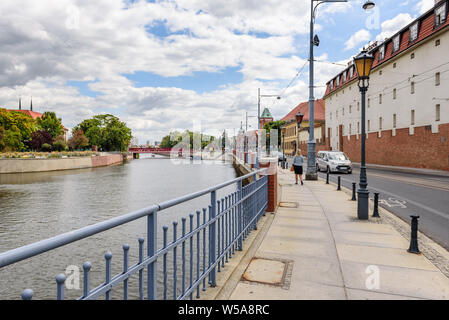 WROCLAW, Polonia - 17 Luglio 2019: una strada con una passeggiata lungo il fiume Odra a Wrocław Foto Stock