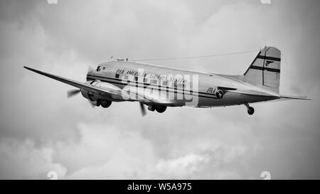 Pan Am Douglas C-47B (N877MG) volare al Flying Legends airshow presso l'Imperial War Museum Duxford il 14 Luglio 2019 Foto Stock