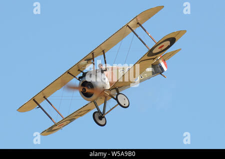 Sopwith Camel replica prima guerra mondiale, aereo da caccia biplano della grande Guerra che vola all'aeroporto di Hood, Masterton, nuova Zelanda nel cielo blu Foto Stock