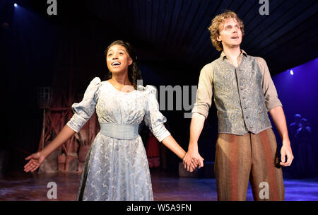 Hyoie O Grady come ricci e Amara Okereke Laurey come in una scena da Oklahoma!, Chichester Festival Theatre, West Sussex, Regno Unito. Il 19 luglio 2019. Foto Stock